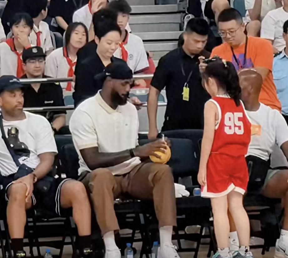 中国小女孩获詹姆斯首签赚翻，当事人父亲发声回应，估价10到20万